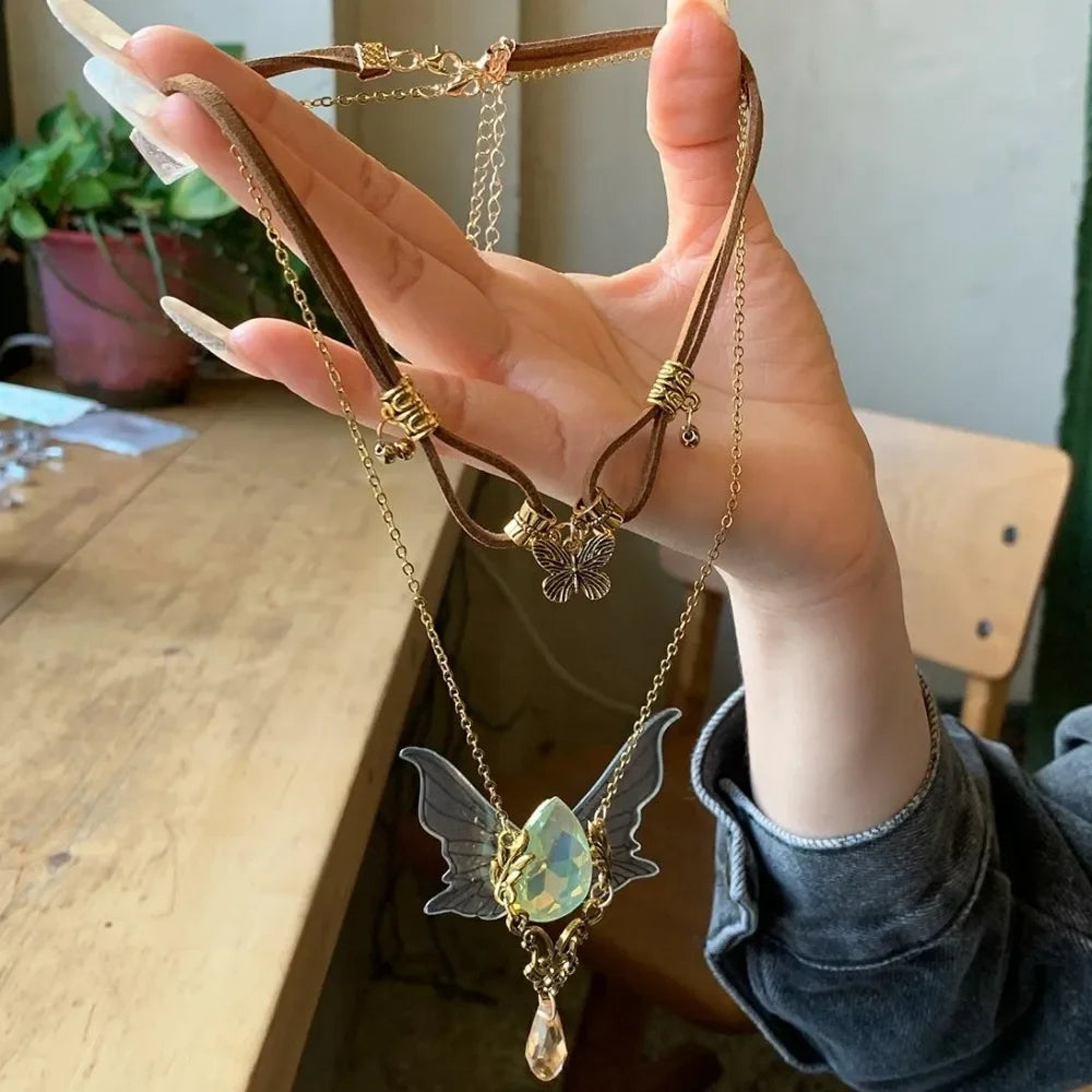 Colar vintage com asas de strass