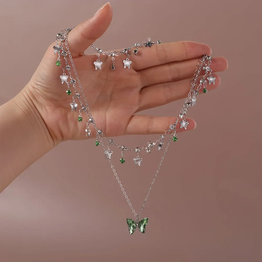Colar vintage com asas de strass