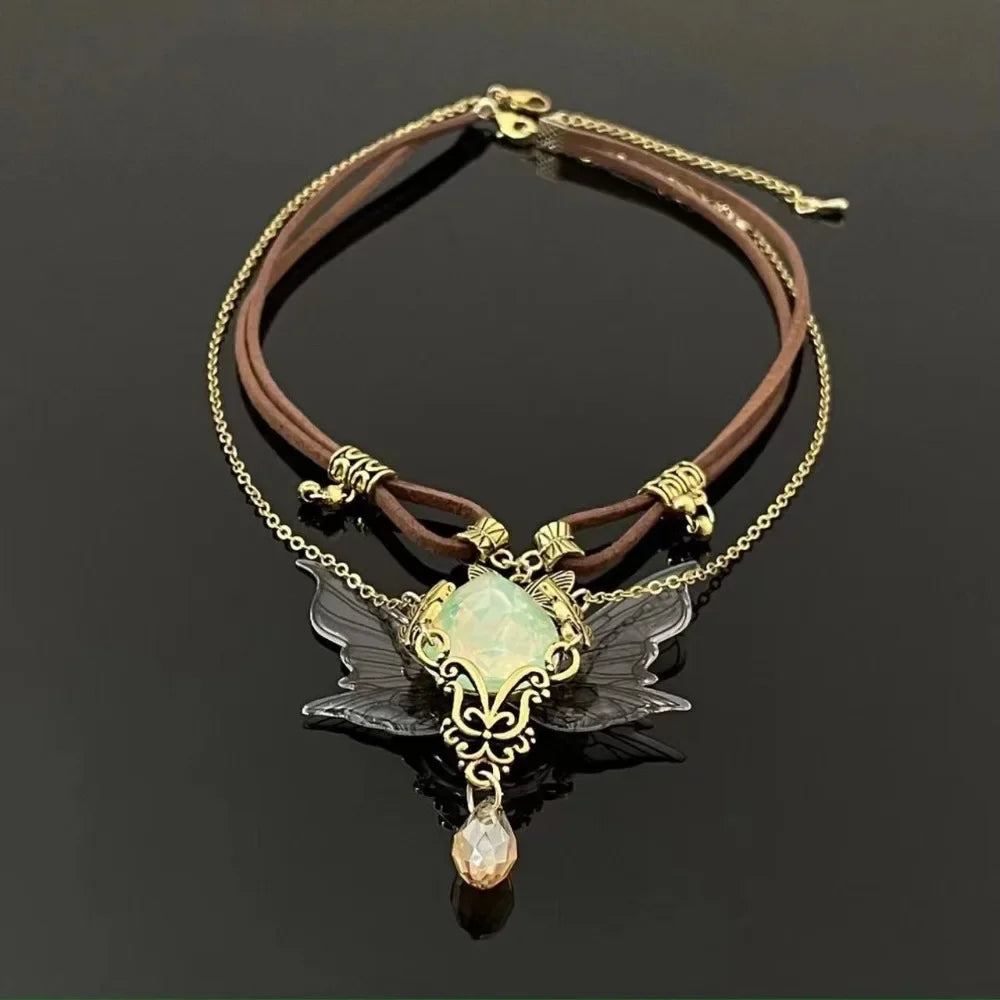 Colar vintage com asas de strass