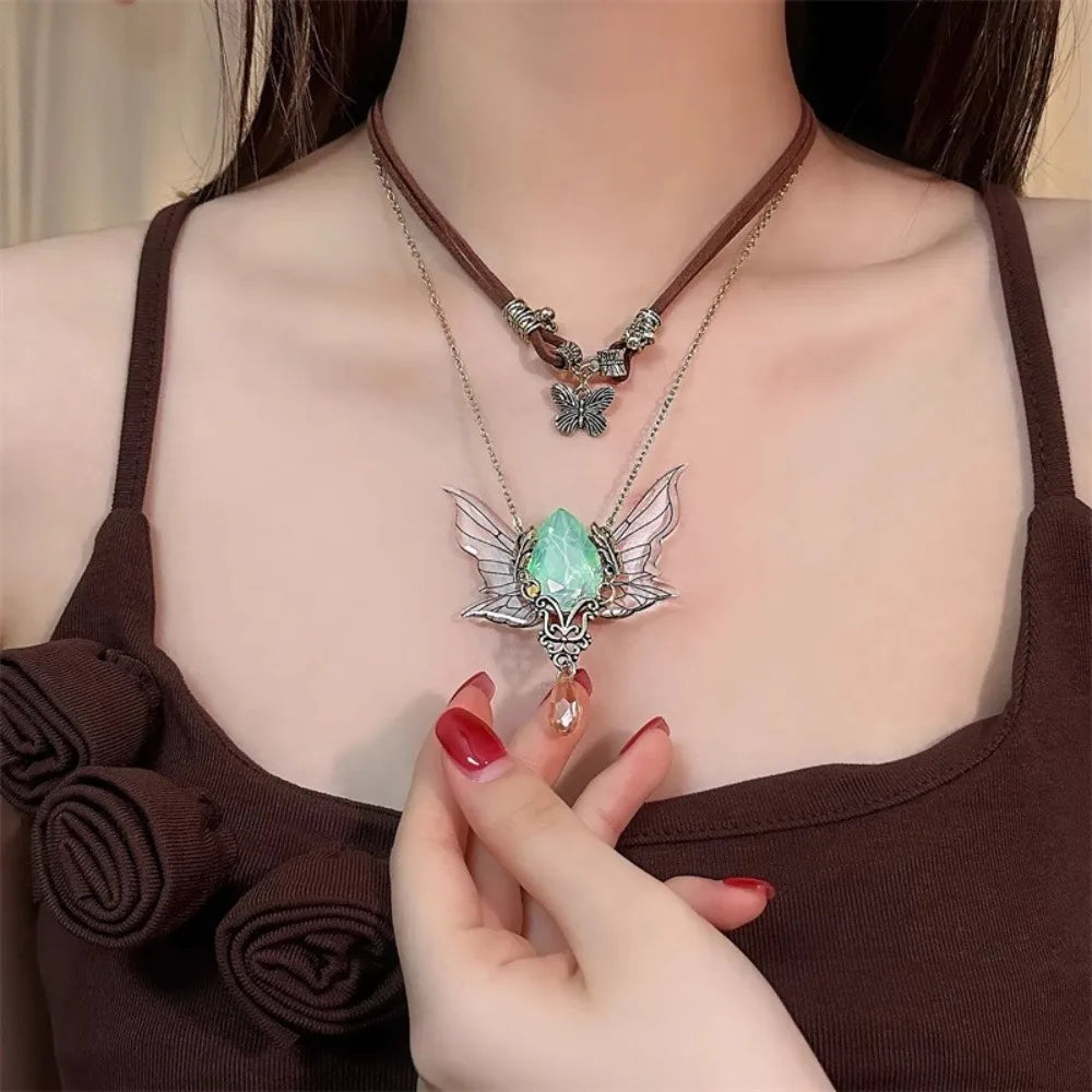 Colar vintage com asas de strass