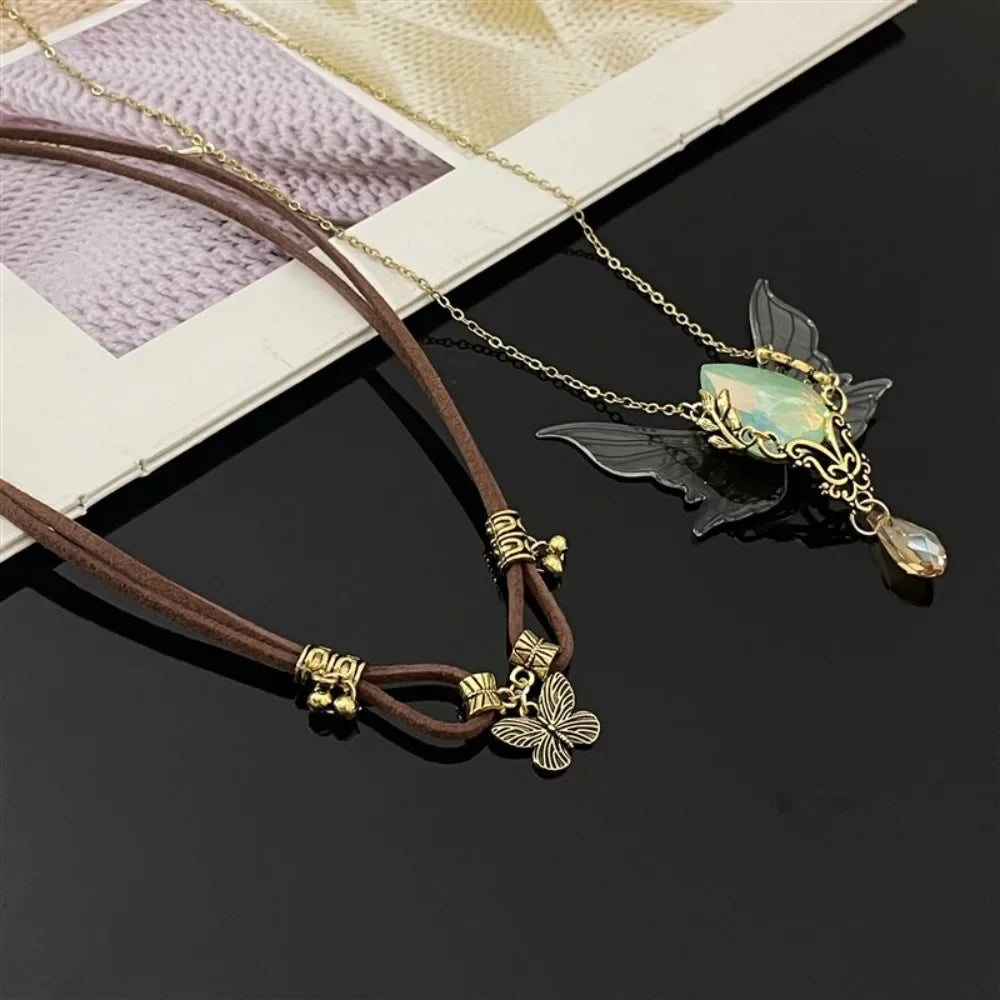 Colar vintage com asas de strass