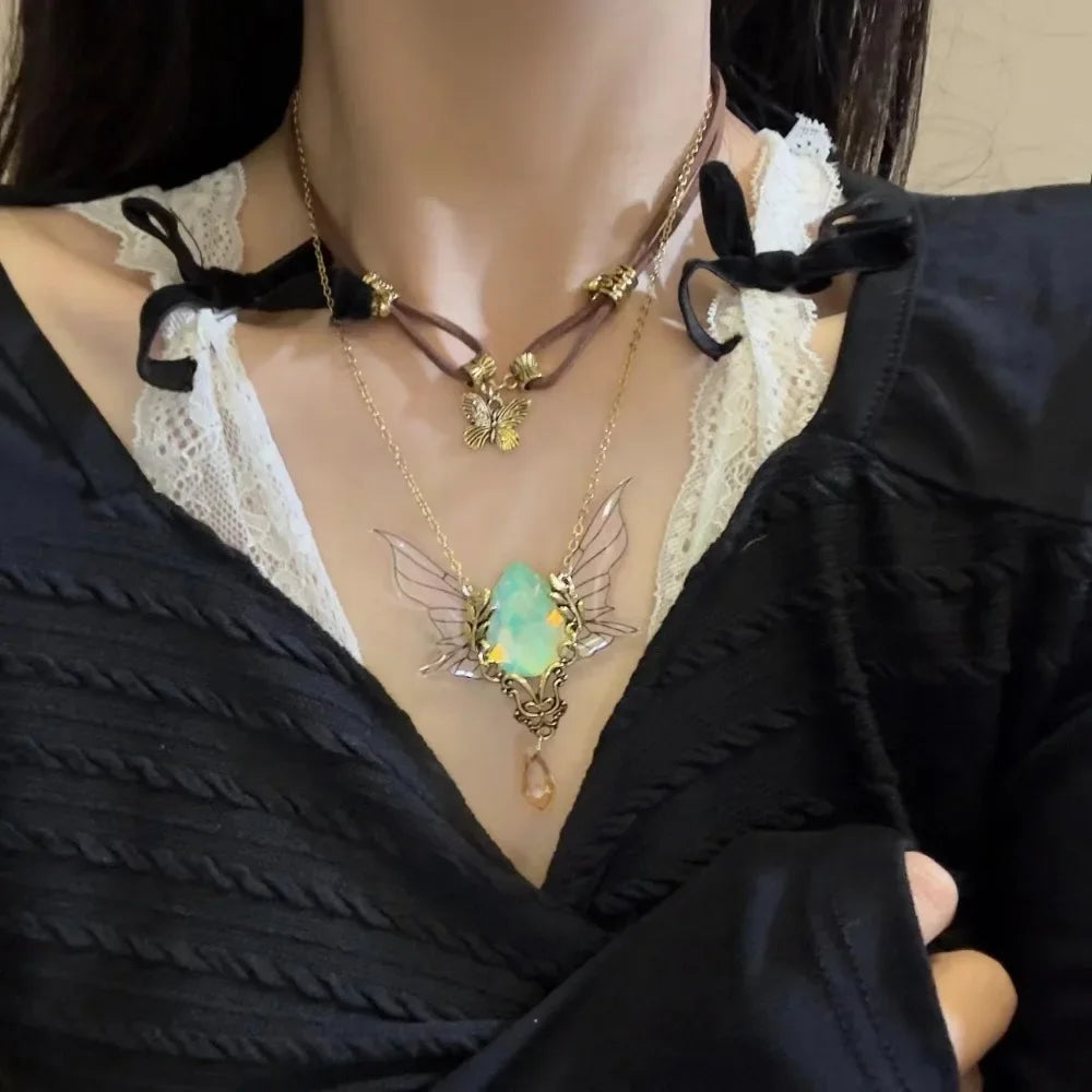 Colar vintage com asas de strass