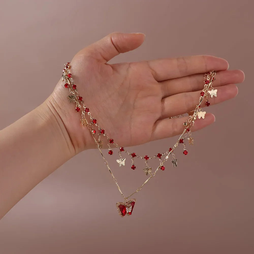 Colar vintage com asas de strass